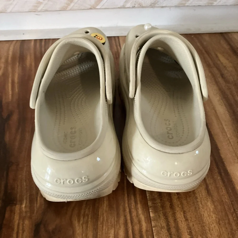 Crocs Platform Men's 5  Women's 7 Classic Stomp Clog Chalk/Ivory With Charms